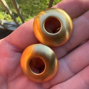 Vintage gold tone donut circle earrings with post for pierced ears 90’s